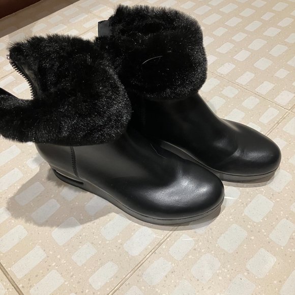 DKNY low cut boots, Man made leather and fur. Size 6.5 - Picture 4 of 5
